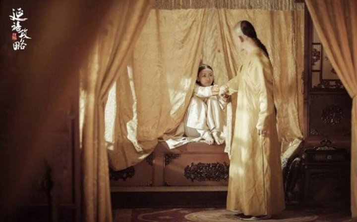 Why is the bed of the Chinese Emperor in the movie 'Palace Fighting' only 1 meter wide? 3